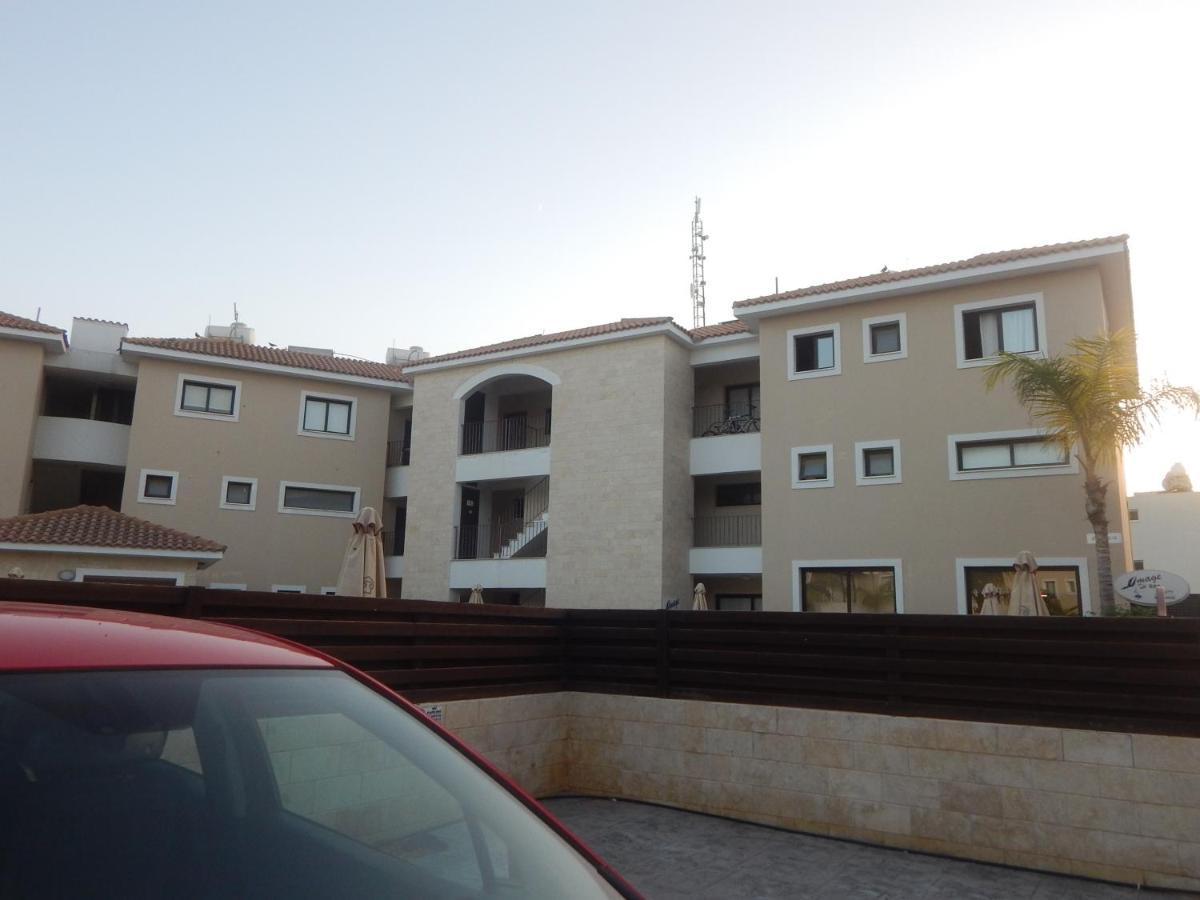 Barlee'S Apartment Paralimni Exteriör bild