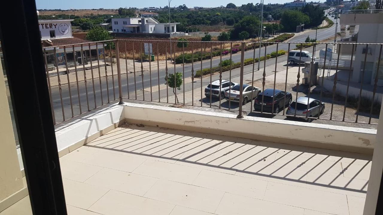 Barlee'S Apartment Paralimni Exteriör bild