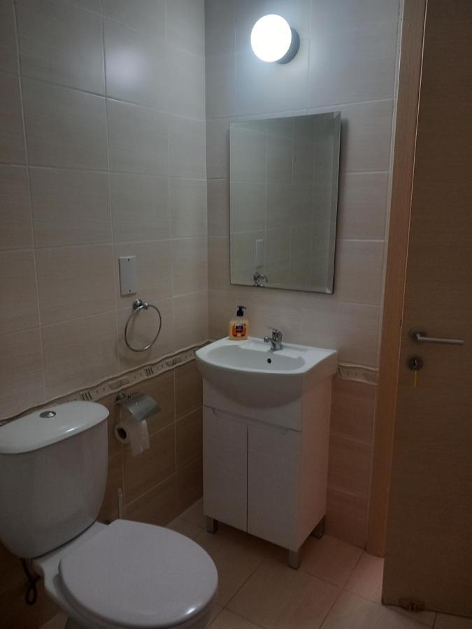 Barlee'S Apartment Paralimni Exteriör bild